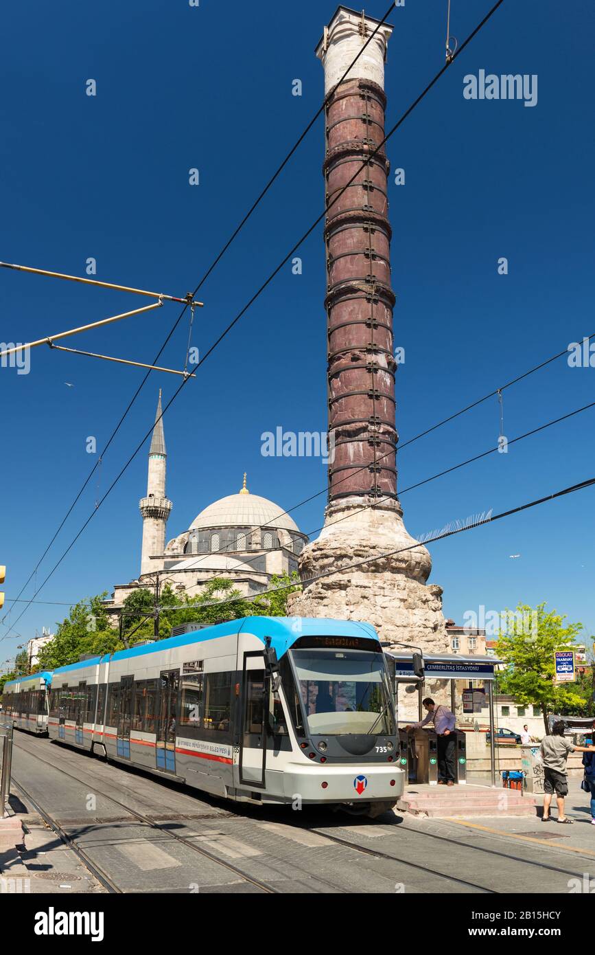 Istanbul - 26. MAI 2013: Eine moderne Straßenbahn hielt am 26. Mai 2013 in Istanbul, Türkei, an der Säule von Konstantin (Verbrannte Säule). Istanbul ist ein modernes c Stockfoto
