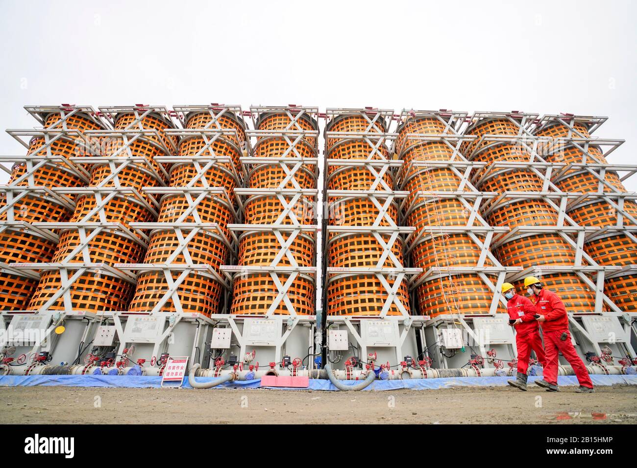 (200223) -- CHONGQING, 23. Februar 2020 (Xinhua) -- Techniker arbeiten an einer Schiefergas-Plattform der China Petrochemical Corporation im Südwesten Chinas Chongqing Gemeinde, 22. Februar 2020. Insgesamt 14 Betriebspunkte der Schiefergas-Plattform haben die Produktion wieder aufgenommen und die tägliche Schiefergasleistung von 2,11 Millionen Kubikmetern auf 2,53 Millionen Kubikmeter gesteigert, die den Betriebsbedarf der nachgeordneten Unternehmen im Kampf gegen den neuartigen Coronavirus-Ausbruch sicherten. (Xinhua/Liu Chan) Stockfoto