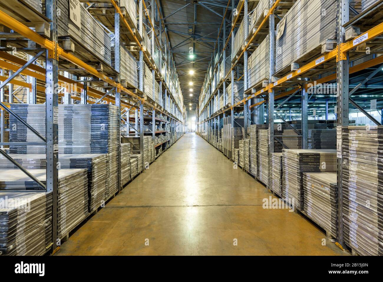 Moskau - 1. August 2017: Viele Waren befinden sich im großen Lager. Moskau ist eine moderne Stadt mit gut ausgebauter Logistikinfrastruktur. Stockfoto