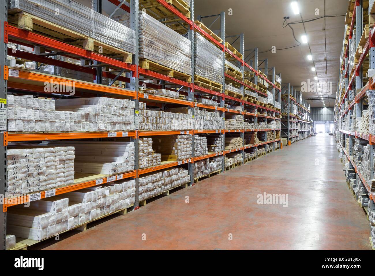 Moskau - 1. August 2017: Viele Waren befinden sich im großen Lager. Moskau ist eine moderne Stadt mit gut ausgebauter Logistikinfrastruktur. Stockfoto