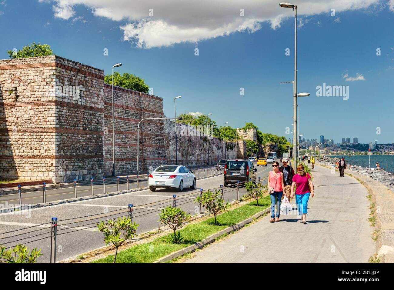 Istanbul - 27. MAI: Am 27. Mai 2013 in Istanbul, Türkei, spazieren die Menschen entlang der Promenade an den alten Meereswänden von Istanbul vorbei. Im alten Konsta Stockfoto