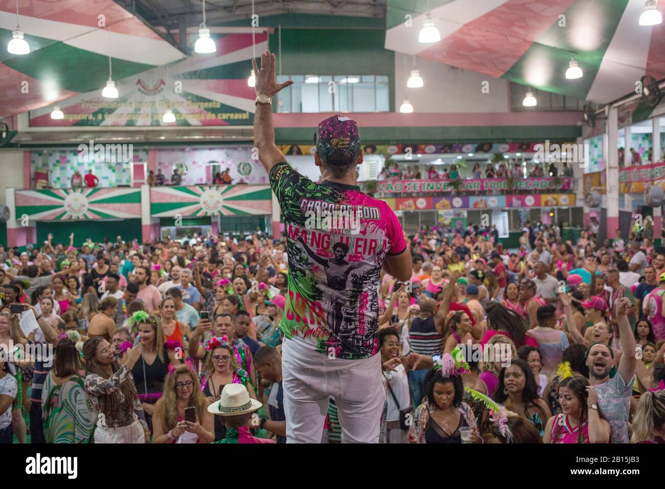 21. Februar 2020, Brasilien, Rio de Janeiro: Ein Sänger tritt während einer Probe in der Samba-Schule "Estacao Primeira de Mangueira" auf und trägt ein Hemd mit schwarzem Jesus. Eine der besten und beliebtesten Samba-Schulen Brasiliens fordert auch die stetig wachsende Zahl religiöser Menschen des Landes heraus. Die Parade der Samba-Schule "Estacao Primeira de Mangueira" führte bereits zu einem großen Gespräch in Rio de Janeiro, bevor die Mangueira begannen, die Samba-Schulen zu verlegen. Weil der Jesus der 'Mangueira' schwarz ist, hat er einheimisches Blut, kommt in den Körper einer Frau. Foto: Pedro Prado / dpa Stockfoto
