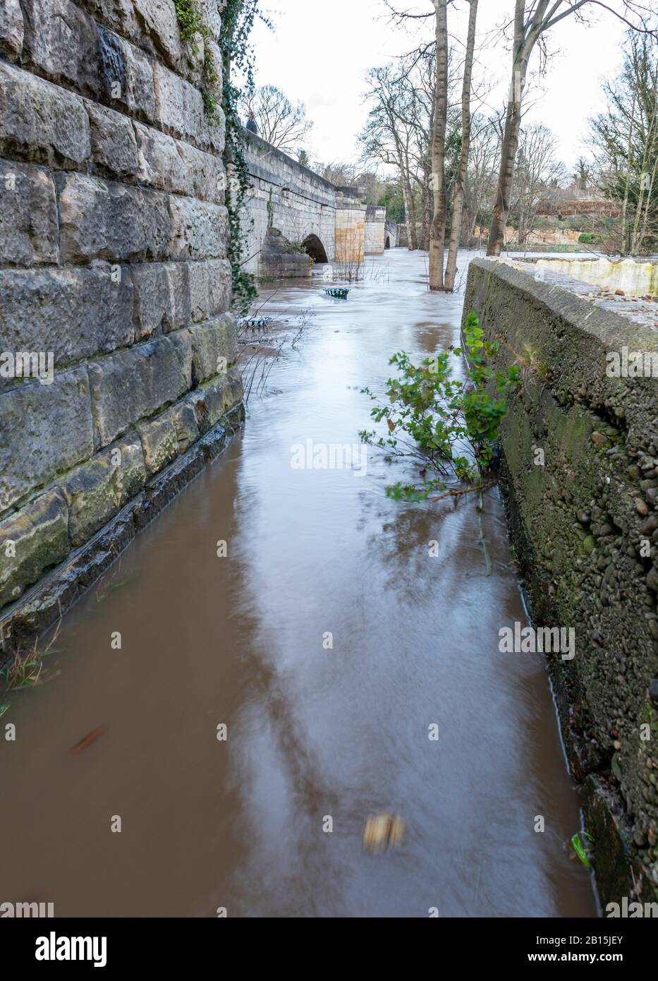 Überfluteter Flusspfad an der Boston Spa-Brücke nach Storm Dennis Stockfoto