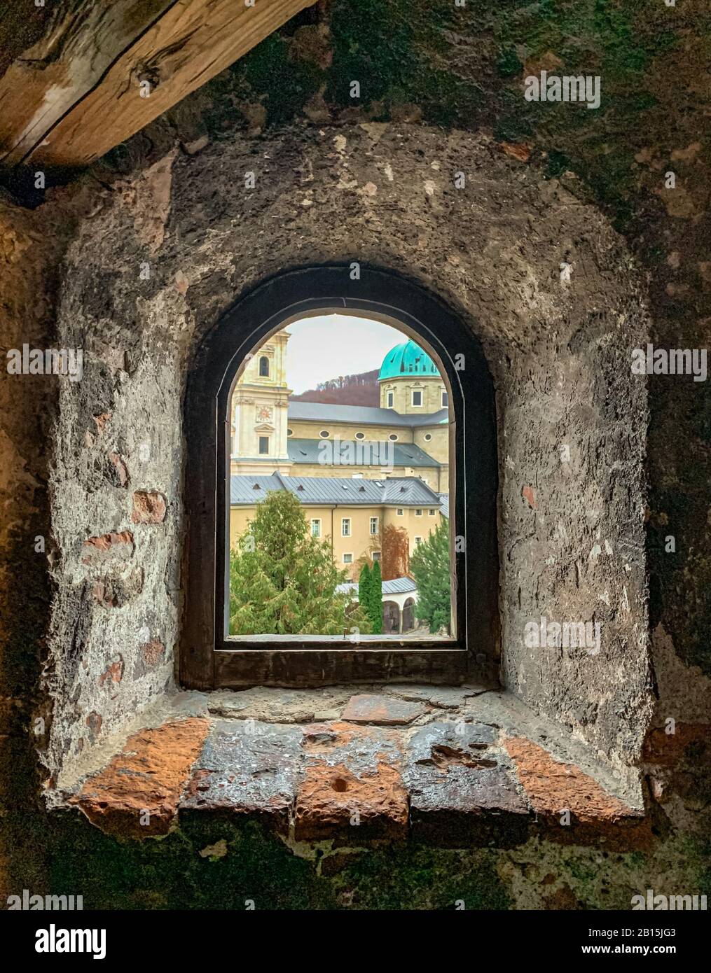 Salzburger Dom und Petersfriedhof, das geistige Herz Salzburgs, Österreichs, Europas. Durch ein Fenster der Katakomben gesehen. Stockfoto