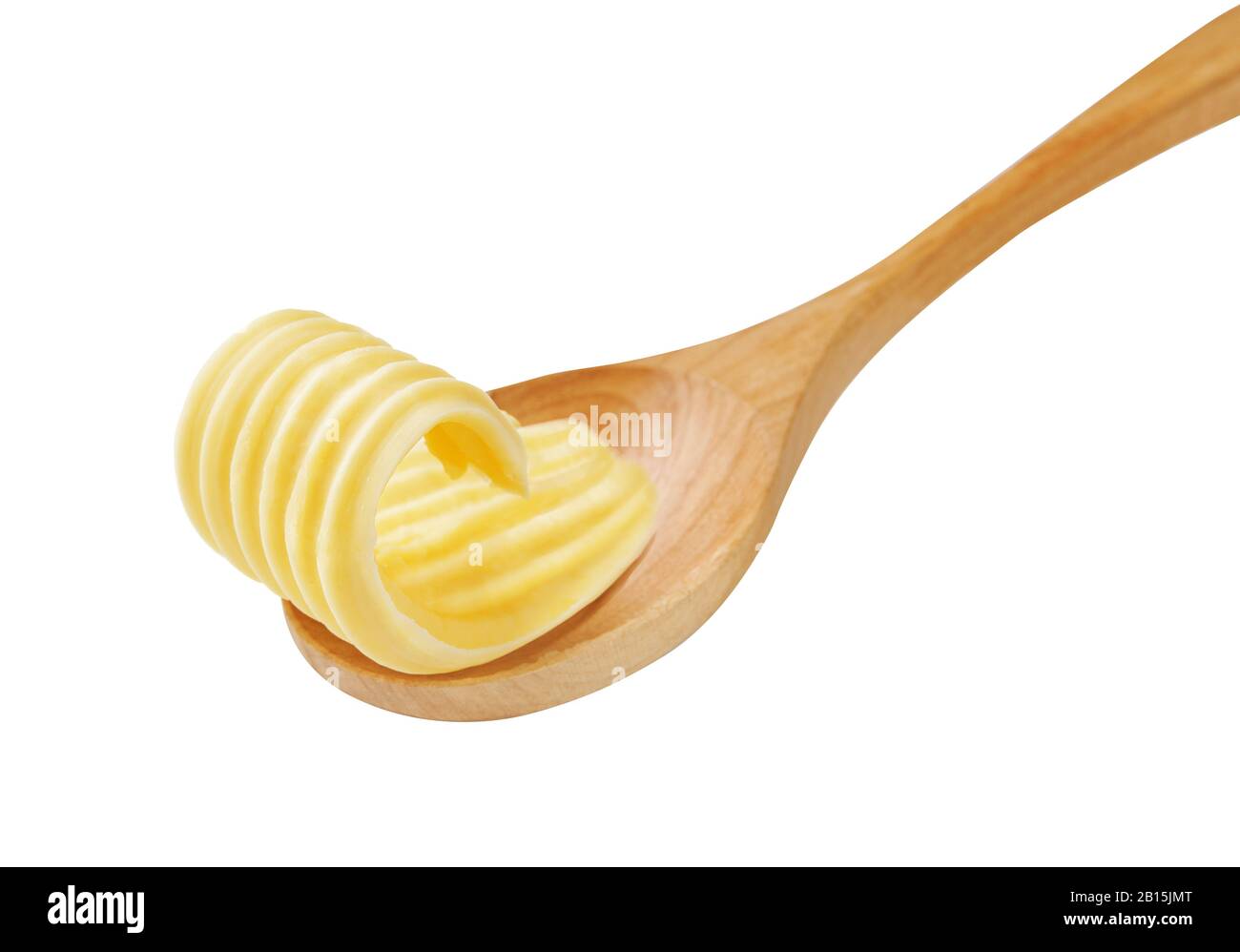 Butterkräuseln oder Butterrollen auf Holzlöffel isoliert. Stockfoto