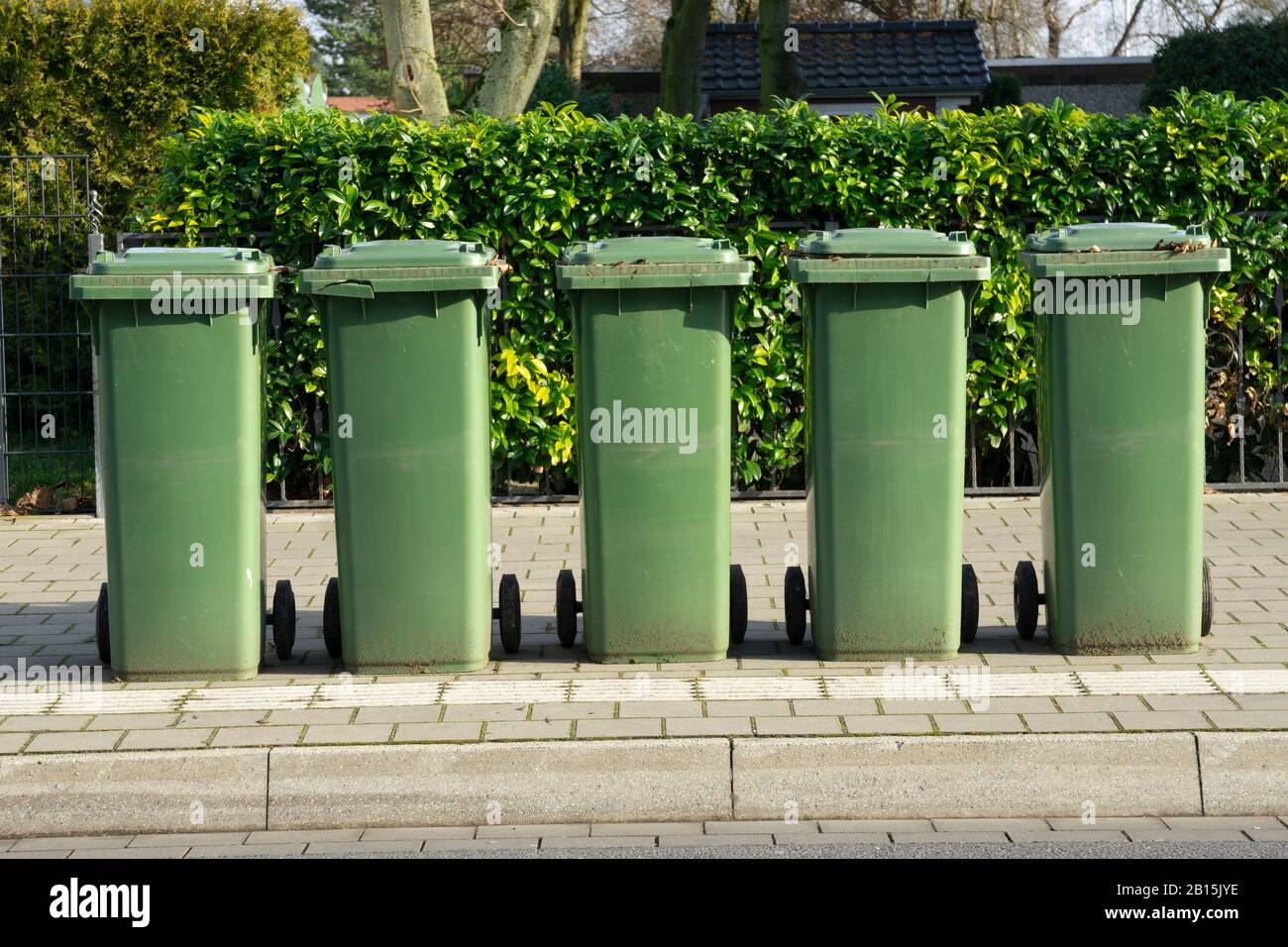 Bioabfallbehälter an der Straße, kamen, Ruhrgebiet, Nordrhein-Westfalen, Deutschland, Europa Stockfoto