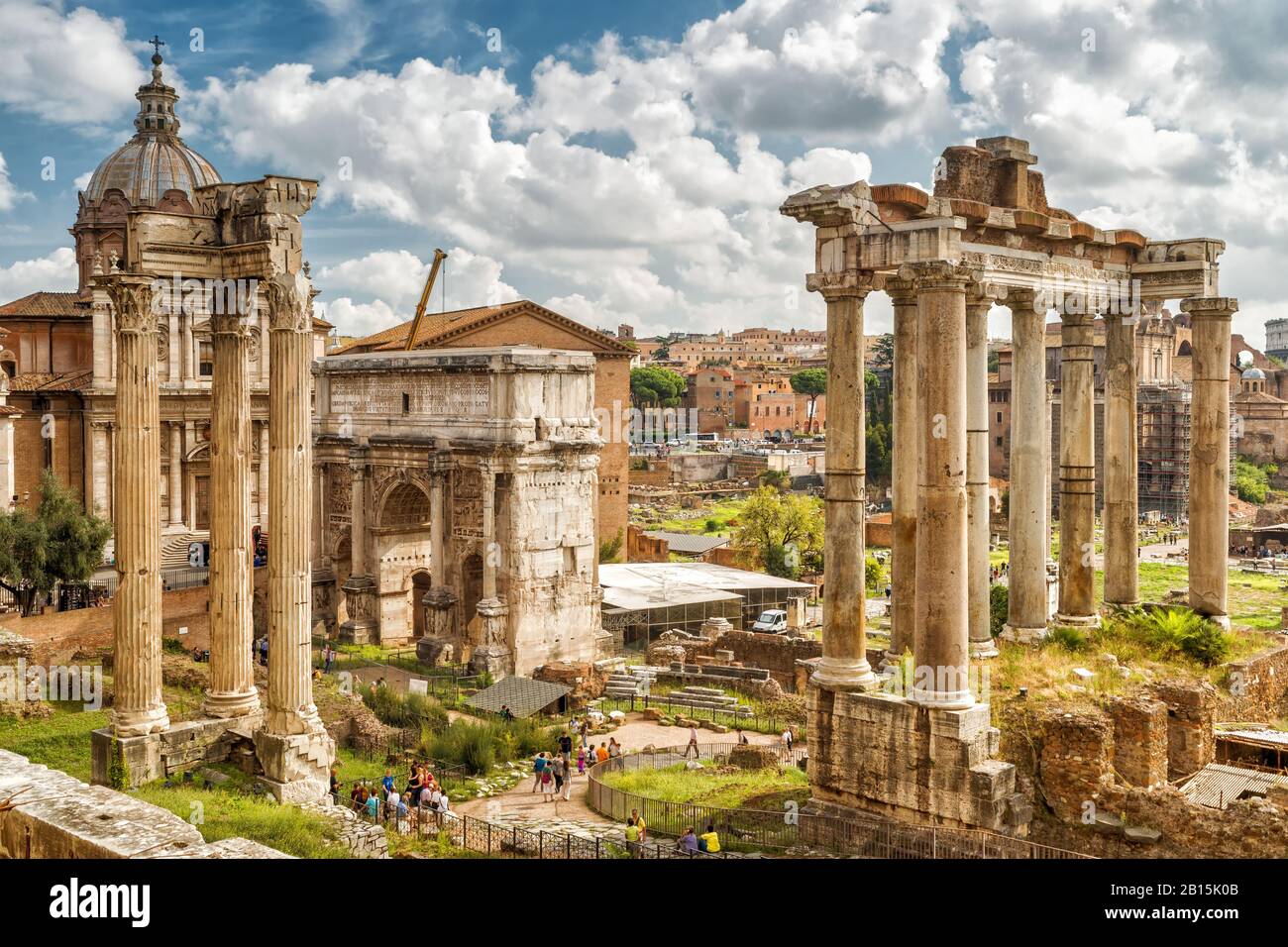 Ruinen des Forum Romanum in Rom, Italien. Das Forum Romanum ist die Überreste der Architektur des römischen Imperiums und ist eine der wichtigsten Touristenattraktionen Stockfoto