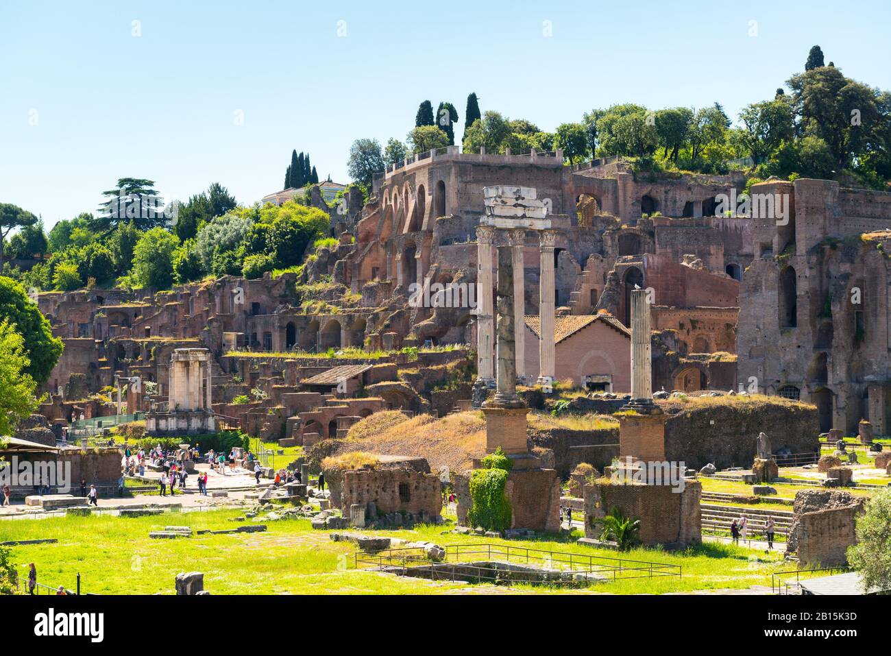 ROM, ITALIEN - 10. MAI 2014: Die Ruinen des Forum Romanum. Das Forum Romanum ist ein wichtiges Denkmal der Antike und zählt zu den wichtigsten Touristenattraktionen Stockfoto