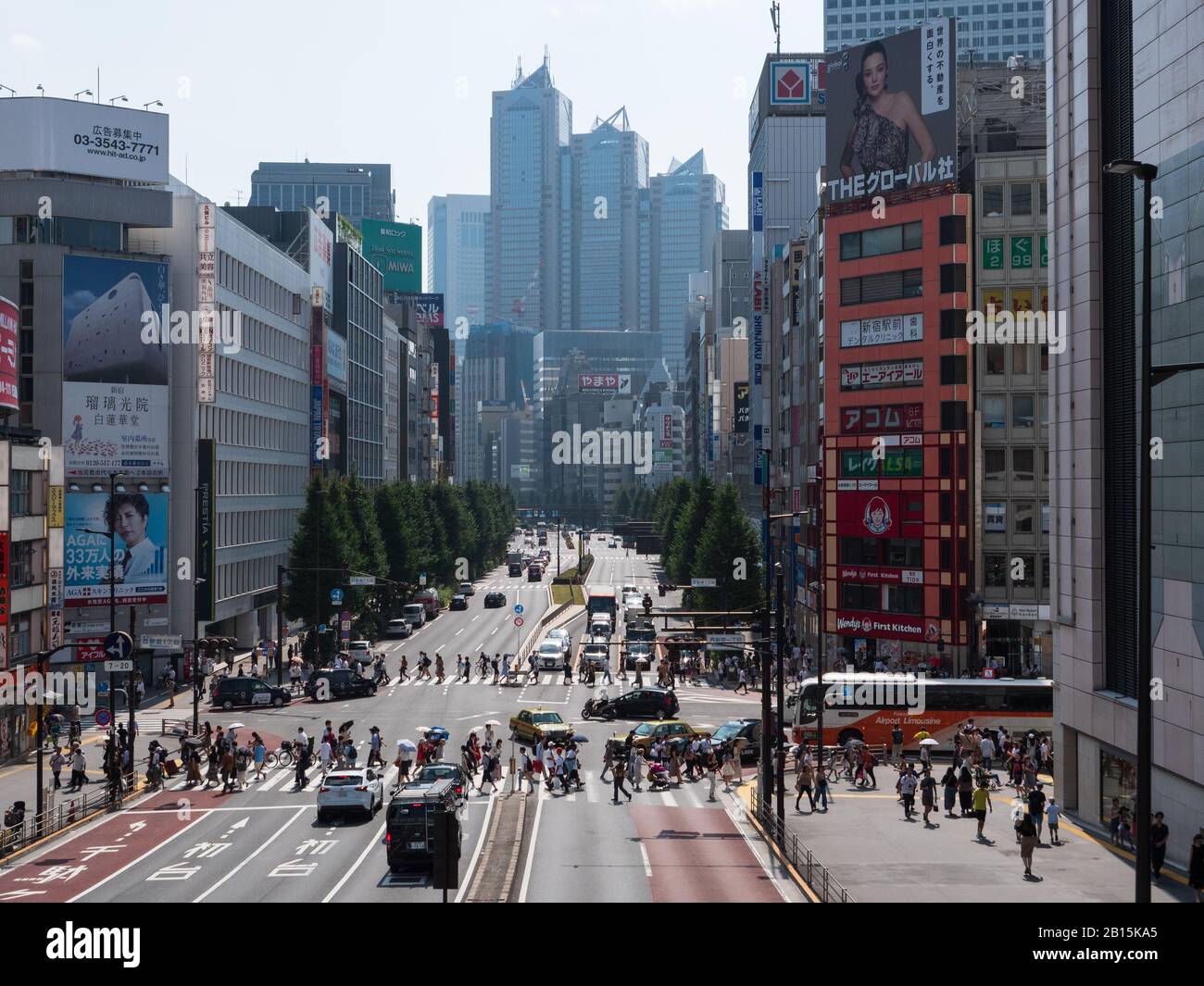 Shinjuku, Japan - 30 8 19: Die Hauptstraße, die in Richtung Shinjukus Geschäftsviertel führt Stockfoto