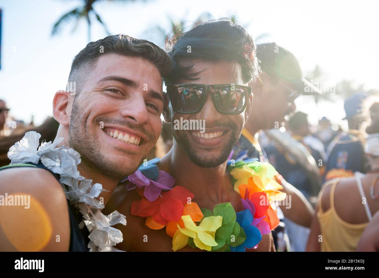 RIO DE JANEIRO - 11. Februar 2017: Junge brasilianische Freunde feiern Karneval auf ein Straßenfest am Ipanema-Strand. Stockfoto