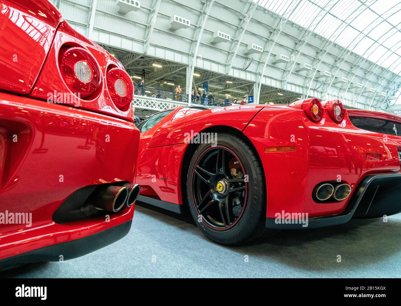 Februar 2020 - London, Großbritannien. Rote Ferrari-Modelle, die in der Classic Car Show angezeigt werden. Stockfoto