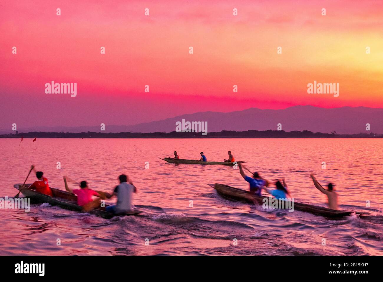 Sportler, die Kanufahrten auf Kwan Phayao, Phayao, Thailand ausüben Stockfoto