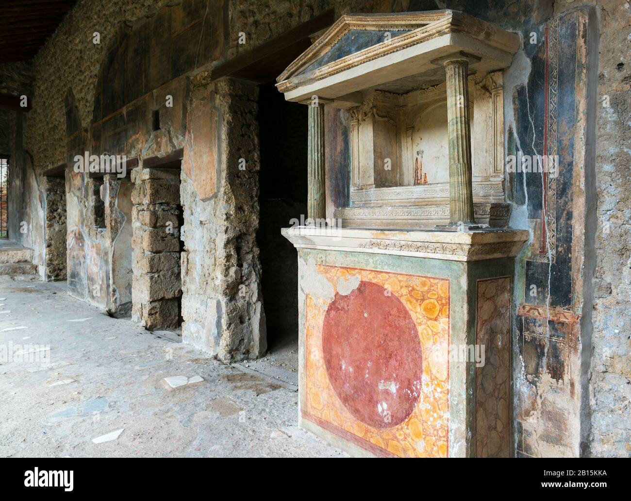 Ruinen eines Hauses in Pompeji. Pompeji ist eine antike römische Stadt, die durch den Ausbruch des Vesuvs im Jahr 79 n. Chr. starb. Stockfoto