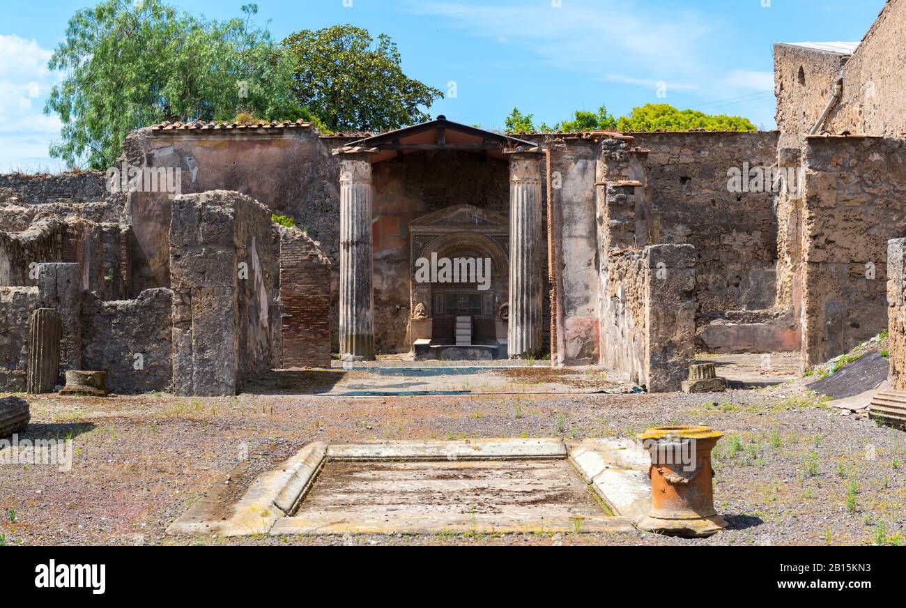 Ruinen eines Hauses in Pompeji, Italien. Pompeji ist eine antike römische Stadt, die durch den Ausbruch des Vesuvs im Jahr 79 n. Chr. starb. Stockfoto