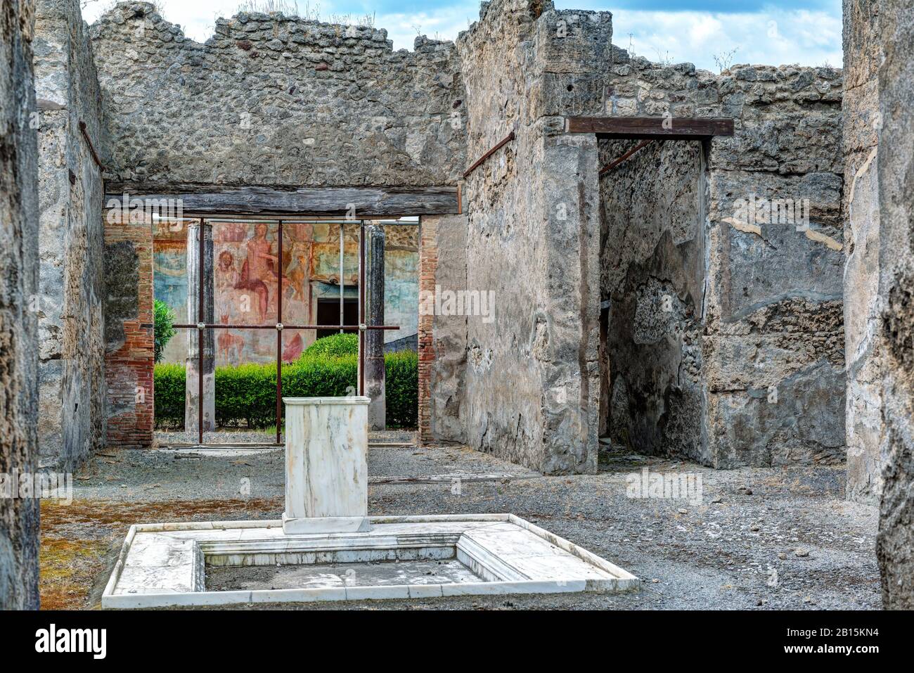 Ruinen eines Hauses in Pompeji, Italien. Pompeji ist eine antike römische Stadt, die durch den Ausbruch des Vesuvs im Jahr 79 n. Chr. starb. Stockfoto