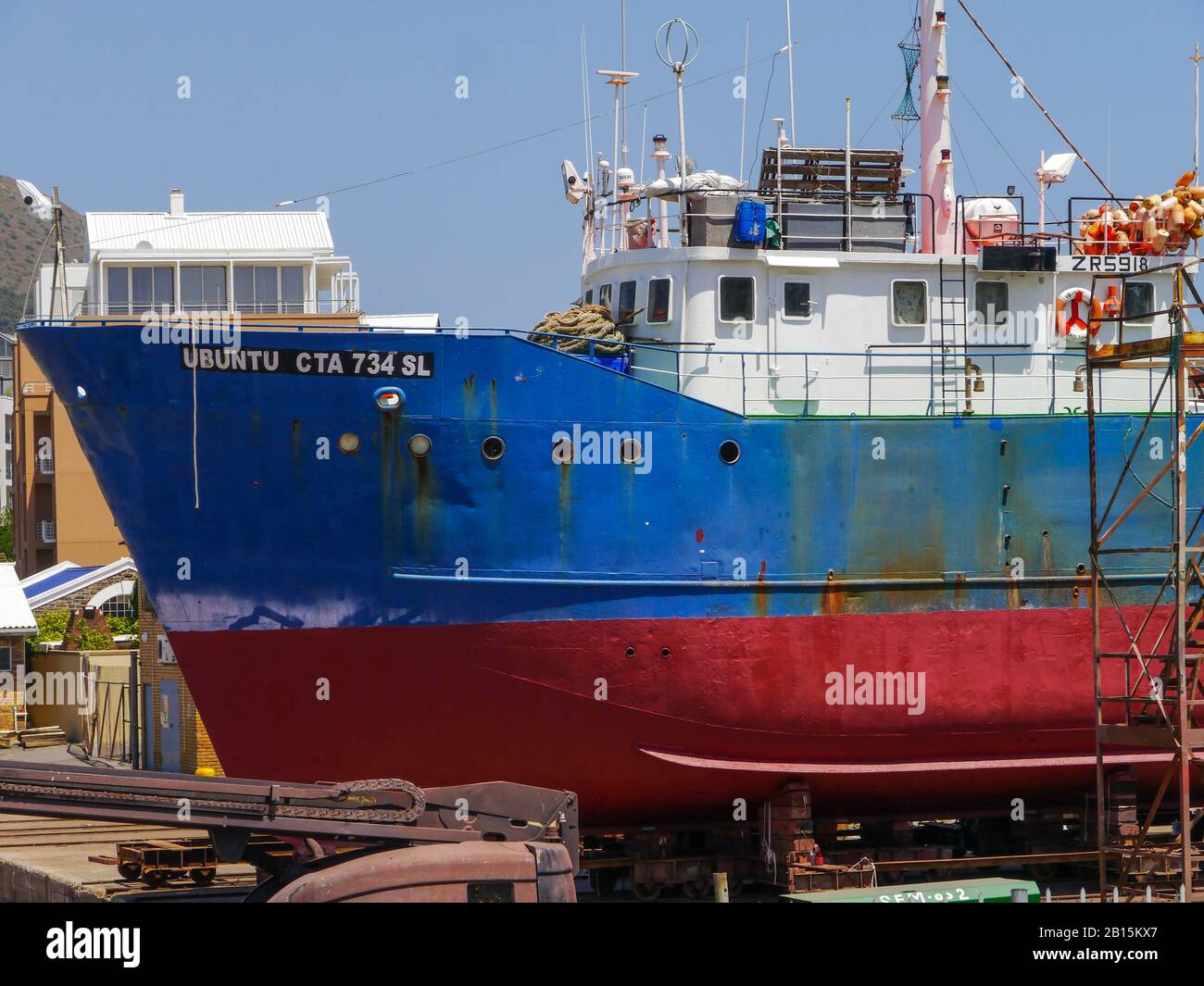 Ein Fischerboot, das dringend repariert werden muss, im Trockendock in Kapstadt Stockfoto