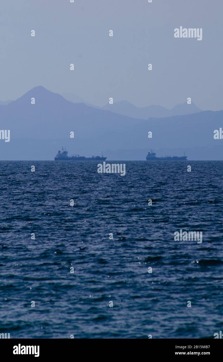 Handelsschiffe im Saronischen Golf, die in den Hafen von Piräus in Athen Griechenland einlaufen Stockfoto