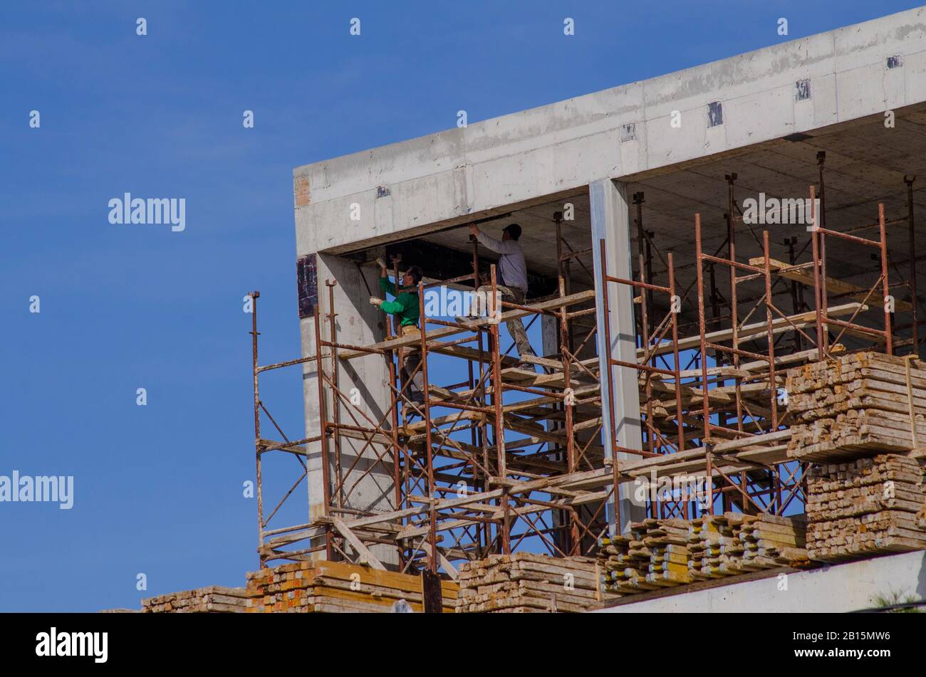 Bauarbeiter arbeiten am Bau eines Gebäudes in Glyfada Athen Attika Griechenland Stockfoto