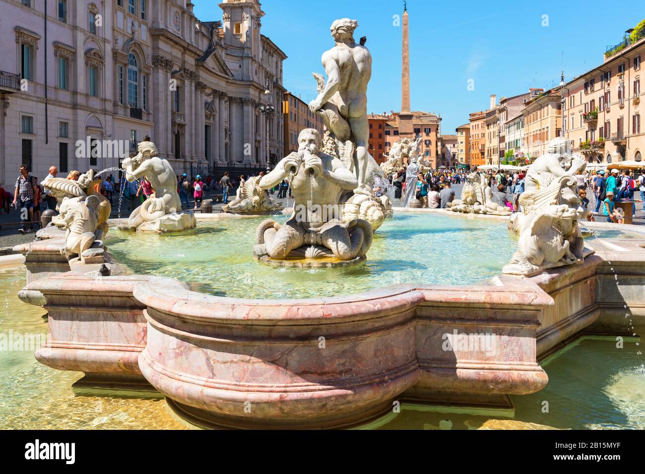 Fontana del Moro (Moor-Brunnen) an der Piazza Navona. Die Piazza Navona ist eine der wichtigsten Touristenattraktionen Roms. Stockfoto