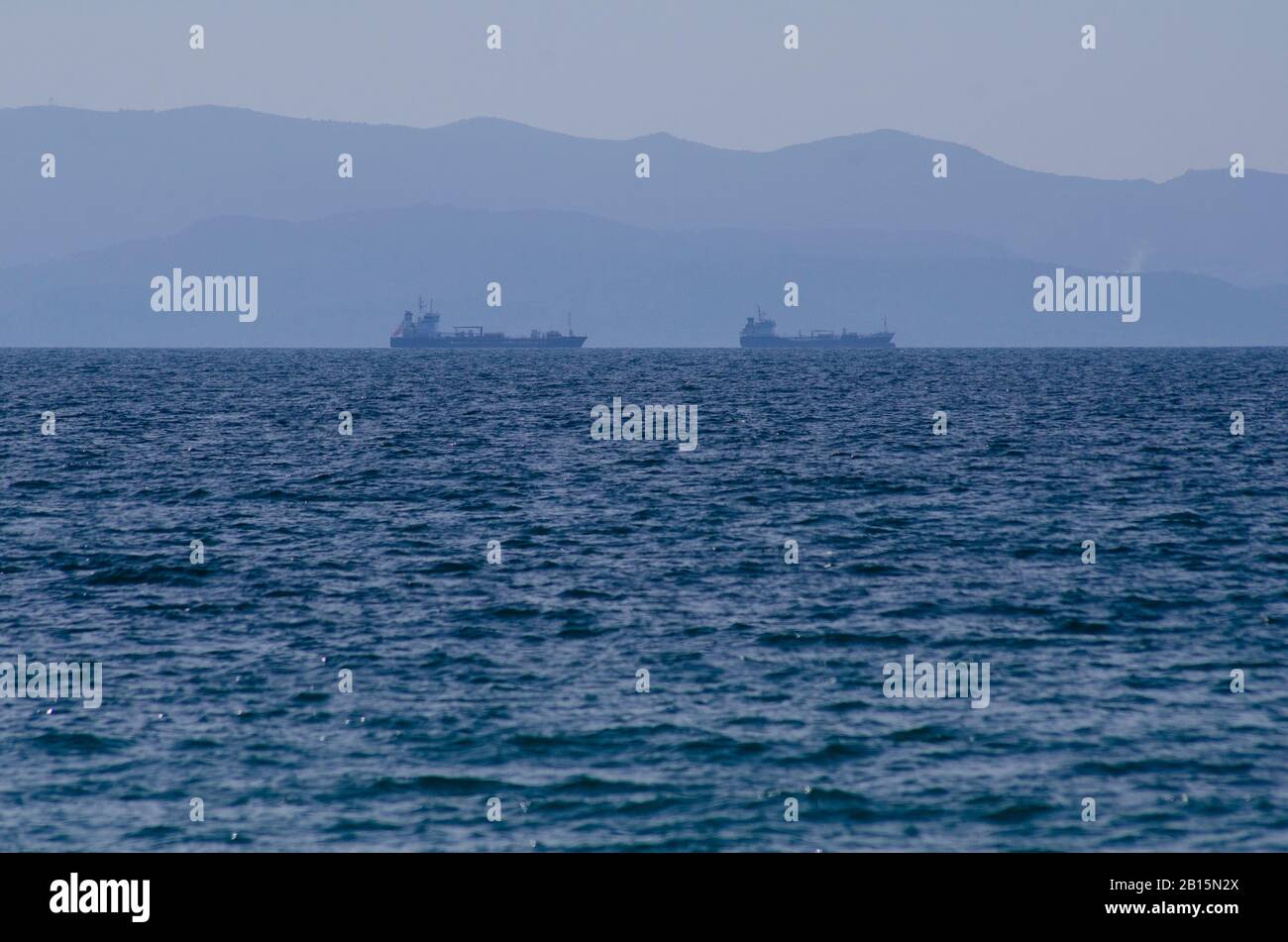 Handelsschiffe im Saronischen Golf, die in den Hafen von Piräus in Athen Griechenland einlaufen Stockfoto