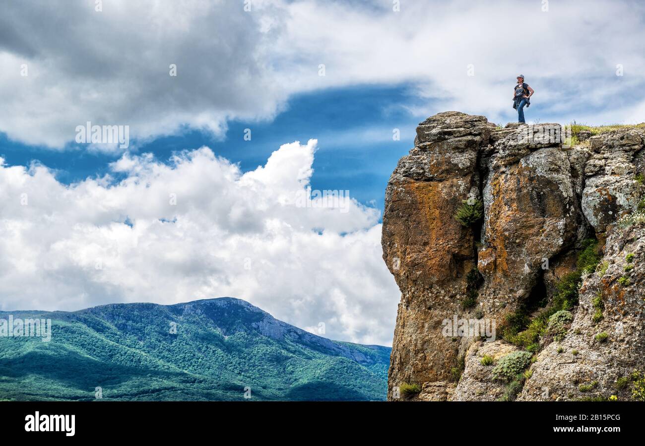 Reisender auf dem Demerdji-Berg. Landschaft der Krim, Russland. Stockfoto