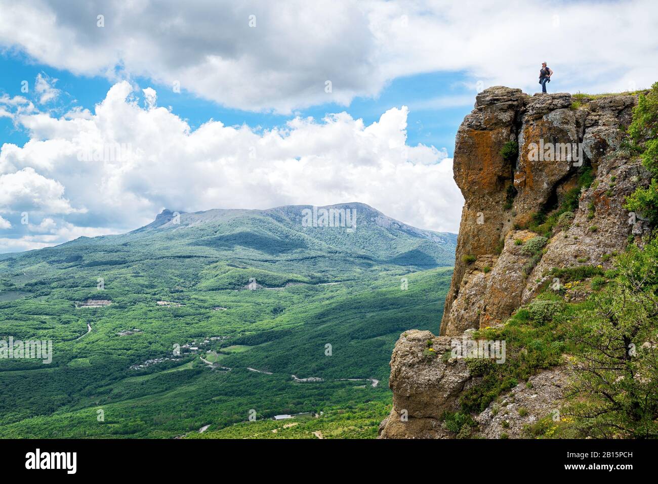 Touristen auf dem Demerdji-Berg. Landschaft der Krim, Russland. Stockfoto