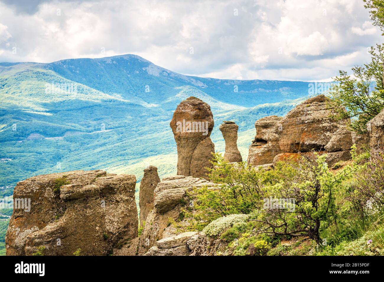 Tal der Geister auf dem Demerdji-Berg, ausgefallene Landschaft im Sommer, Krim, Russland. Es ist eine natürliche Touristenattraktion der Krim. Panoramaaussicht auf den roc Stockfoto