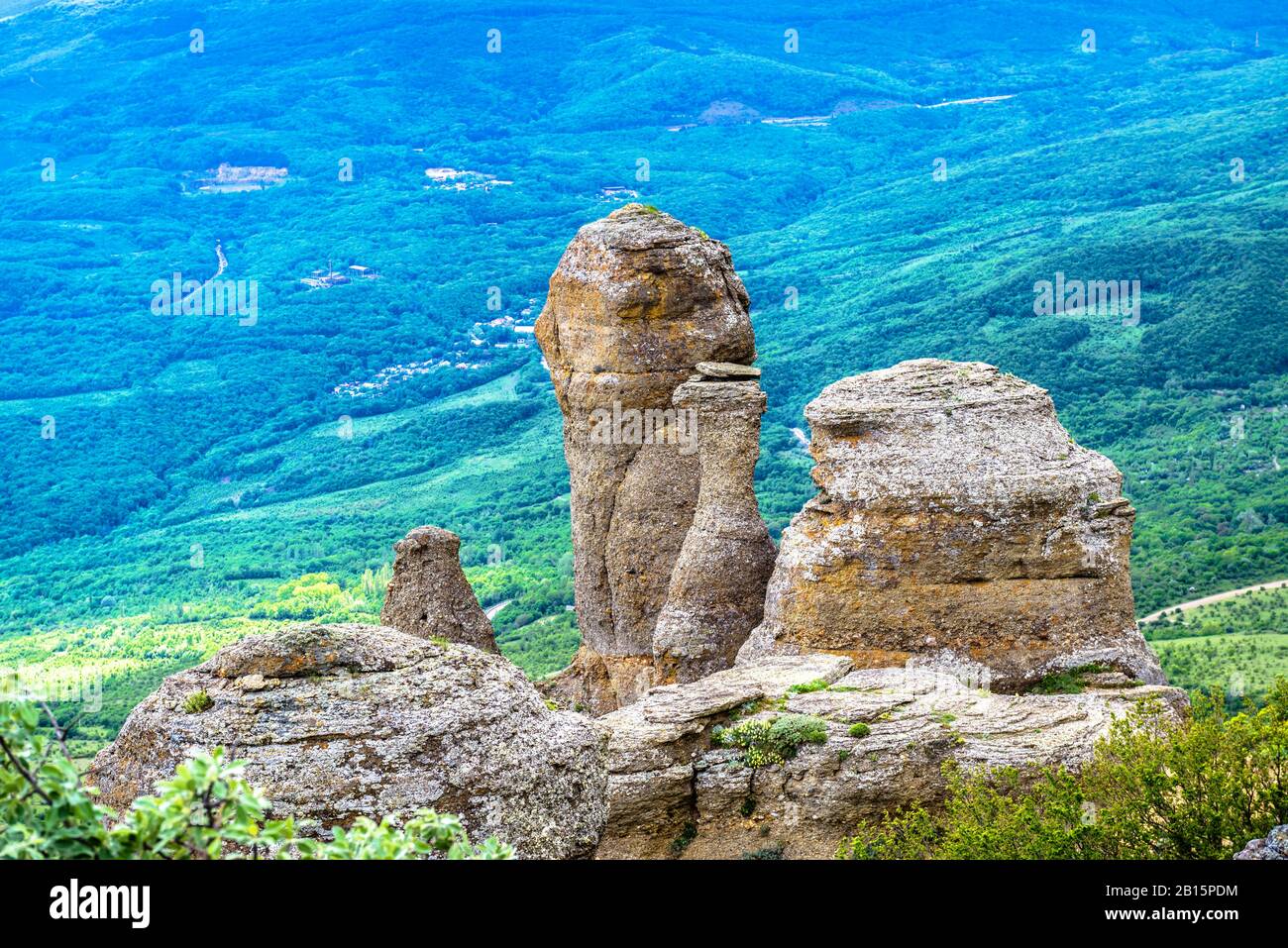 Landschaft mit Steinen aus dem Tal der Geister auf dem Demerdji-Berg, Krim, Russland. Es ist eine natürliche Touristenattraktion der Krim. Schöne Aussicht auf Bizar Stockfoto