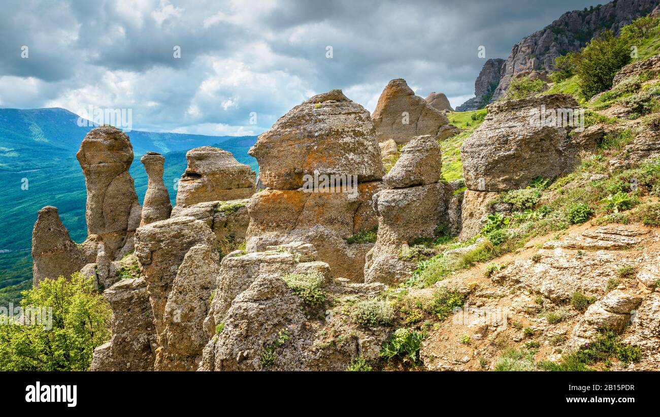 Bizarre Steine vom Demerdji-Berg, der Krim, Russland. Malerische Aussicht auf das Tal der Gastgeber, Wahrzeichen der Krim. Schöne Landschaft der Krim im Sommer. Stockfoto
