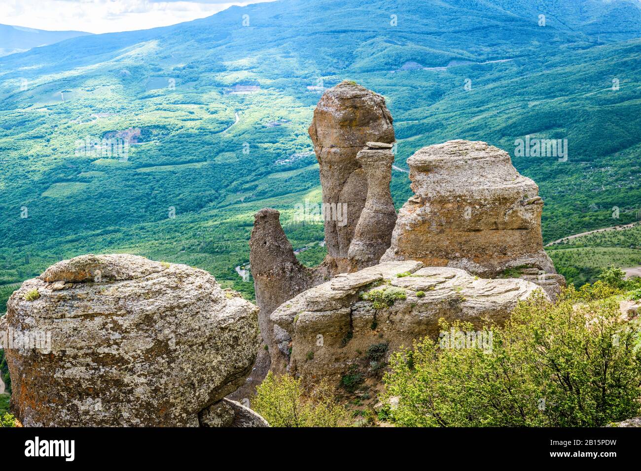 Landschaft mit Steinen aus dem Tal der Geister auf dem Demerdji-Berg, Krim, Russland. Es ist eine natürliche Touristenattraktion der Krim. Schöne Aussicht auf die B. Stockfoto