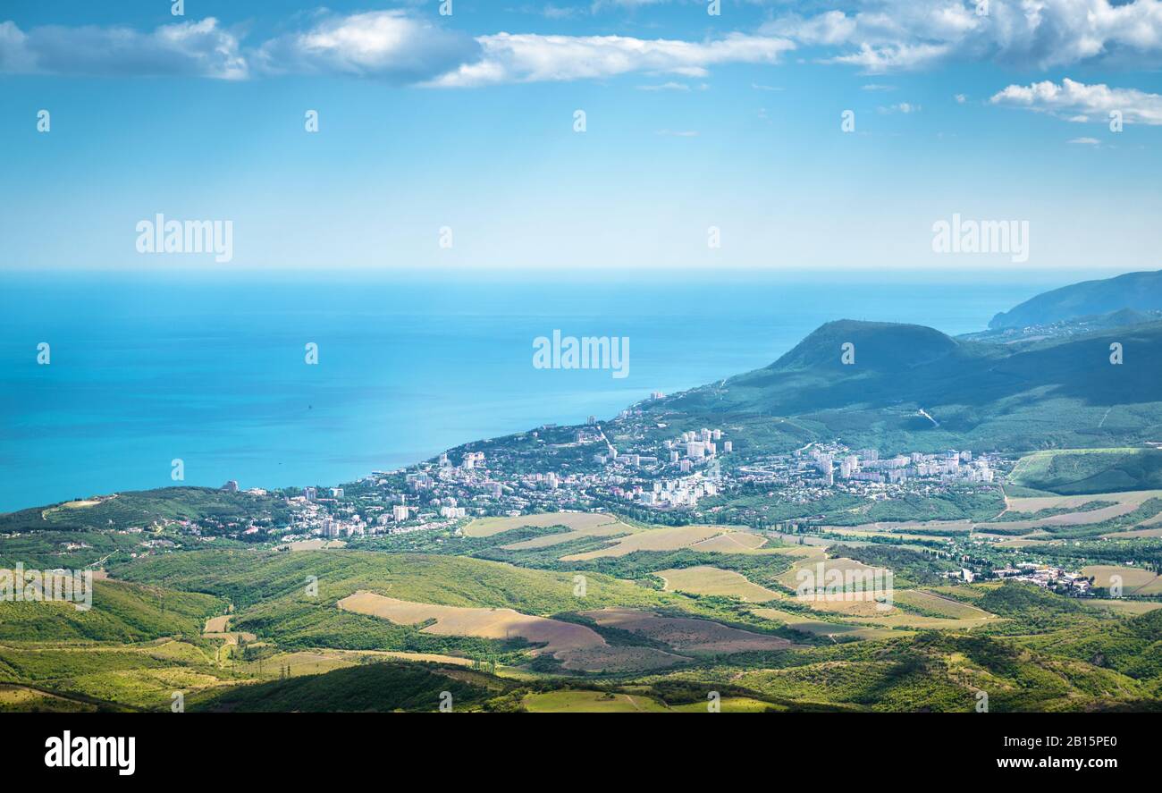 Luftbild mit Blick auf Alushta, Krim, Russland. Ferienort Alushta von oben im Sommer. Landschaft der Krim mit Küstenstadt. Panorama der Bla Stockfoto