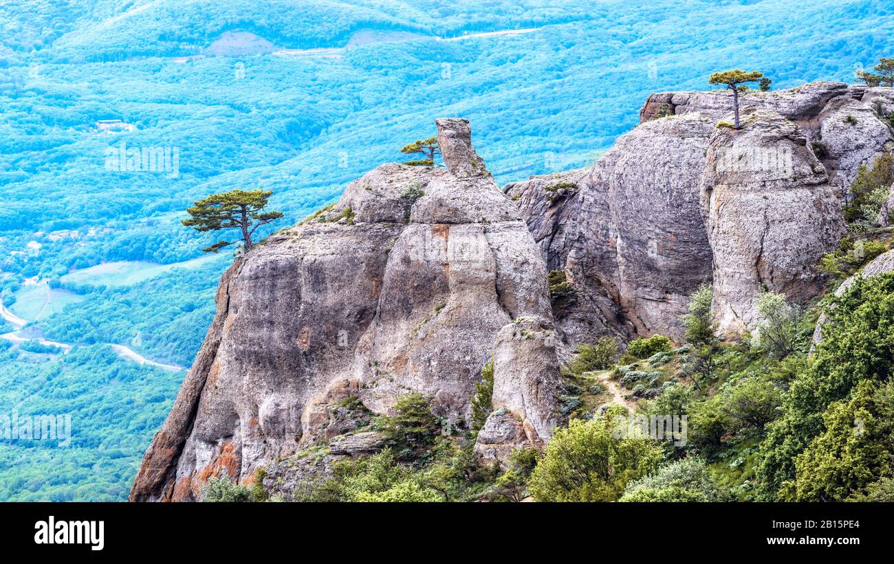 Berglandschaft der Krim, Russland. Malerische Aussicht auf die Felsen im Tal der Geister auf dem Demerdji-Berg. Dieser Ort ist Touristenattraktion der Krim. Schön Stockfoto