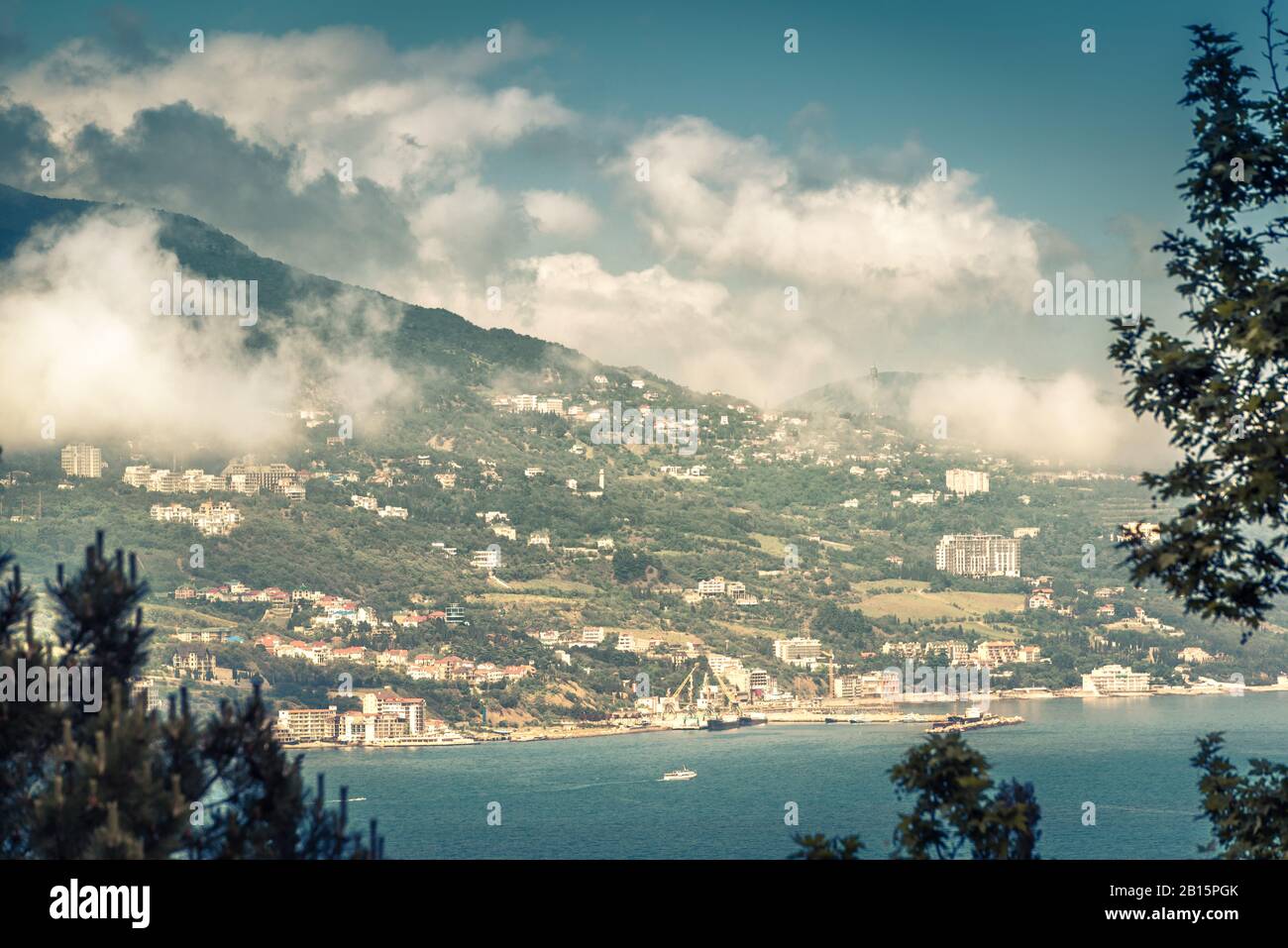 Luftpanorama über die Stadt Jutta auf der Krim, Russland. Landschaft der Südküste der Krim im Sommer. Panorama-Blick auf die Küste der Krim Stockfoto