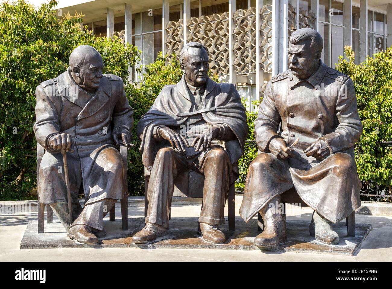 Jutta, Krim - 17. Mai 2016: Skulptur von Churchill, Roosevelt und Stalin im Livadia Palace, Krim, Russland. Statuen von Zurab Tseretelis im Sommer. Th Stockfoto