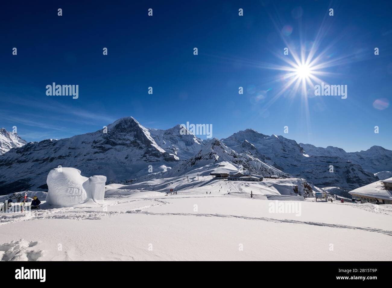Schneeskulptur am Männlichen vor den Berner Alpen Stockfoto