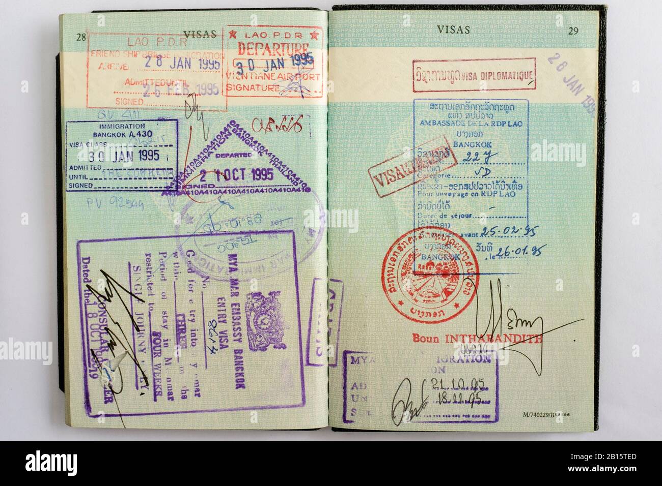 Seite mit britischem Pass im alten Stil mit verschiedenen Visa-Briefmarken. Stockfoto