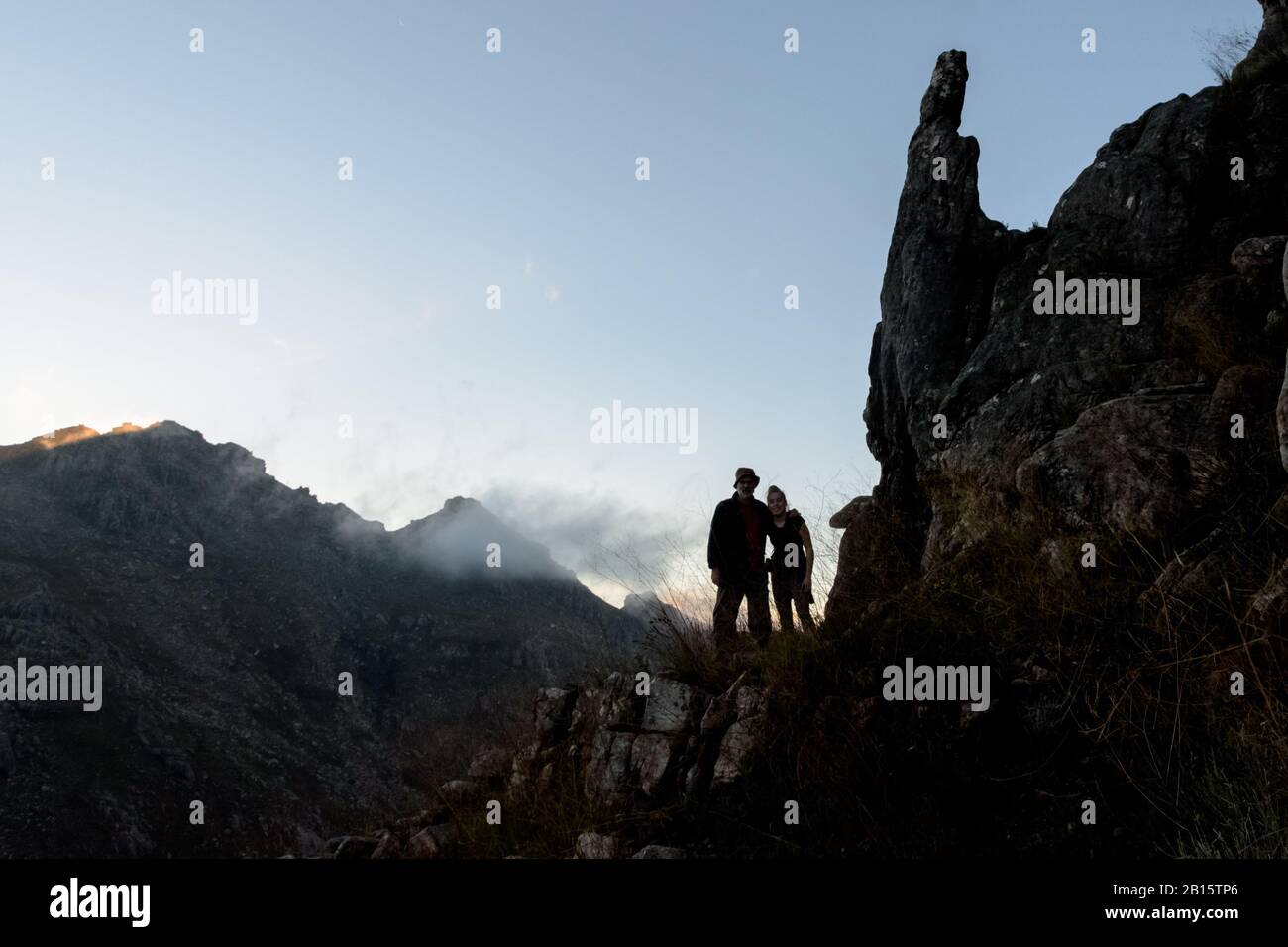 Silhouettierte Wanderer in den Bergen bei Sonnenuntergang Stockfoto