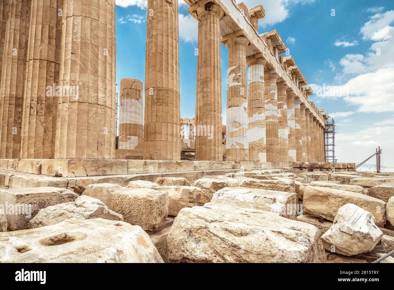 Parthenon auf der Akropolis von Athen, Griechenland. Der große Parthenon-Tempel ist das wichtigste Wahrzeichen Athens. Antike griechische Ruinen im Zentrum von Athen. Berühmt Stockfoto