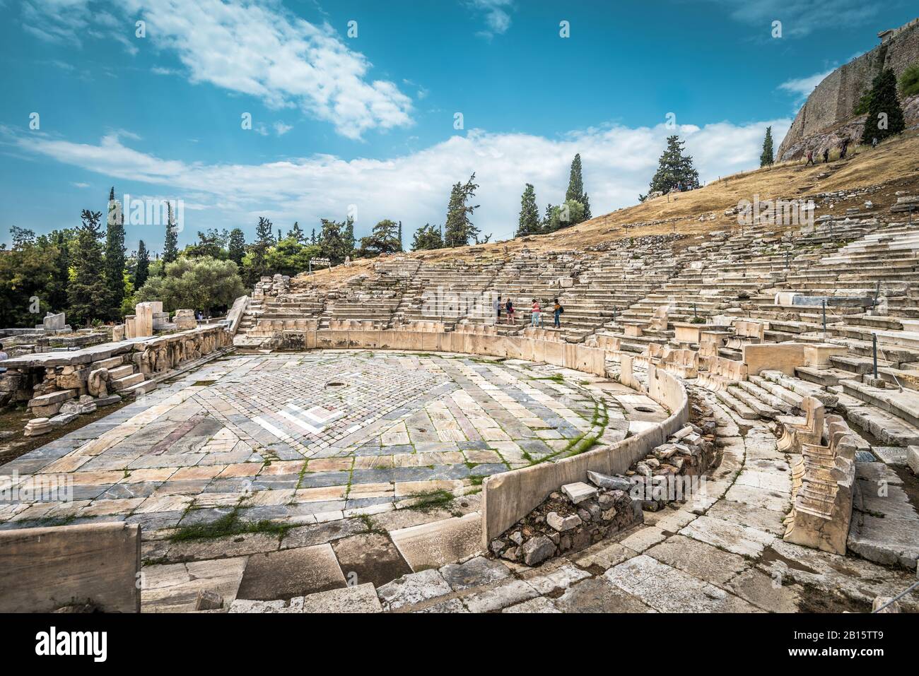 Theater des Dionysos am Fuße der Akropolis, Athen, Griechenland. Es ist eines der wichtigsten Wahrzeichen Athens. Panorama der Antiken griechischen Ruinen in Athen Stockfoto