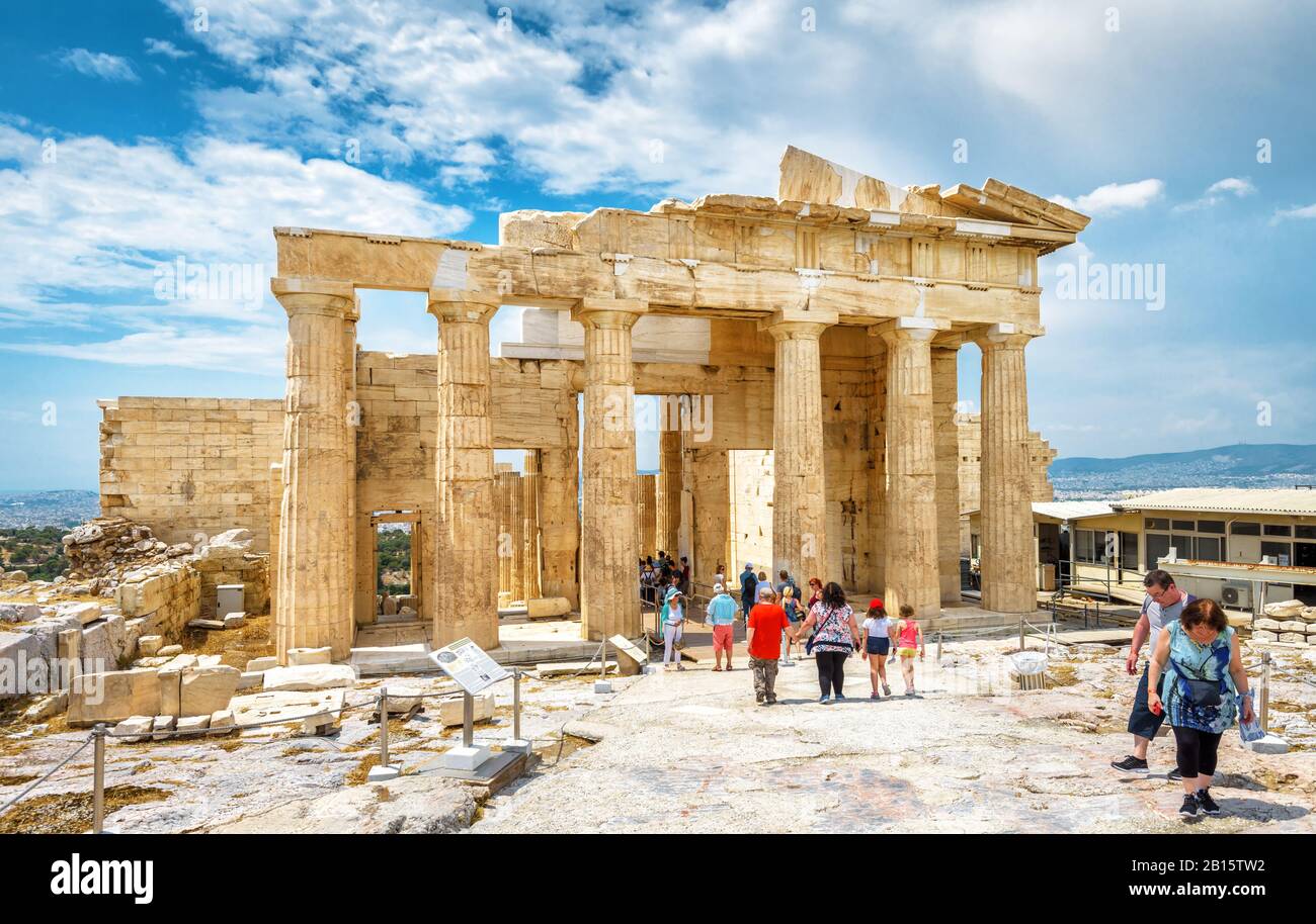 Athen - 8. Mai 2018: Die Menschen besuchen die Altgriechische Propyläa auf der Akropolis von Athen, Griechenland. Akropolis ist eine der beliebtesten Touristenattraktionen Athens. Co Stockfoto