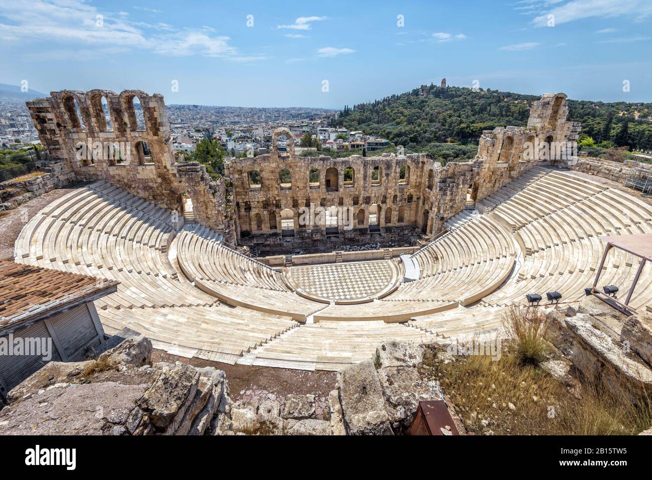 Odeon von Herodes Atticus auf der Akropolis, Athen, Griechenland. Es ist eines der wichtigsten Wahrzeichen Athens. Panorama des alten Theaters mit Blick auf Athen c Stockfoto