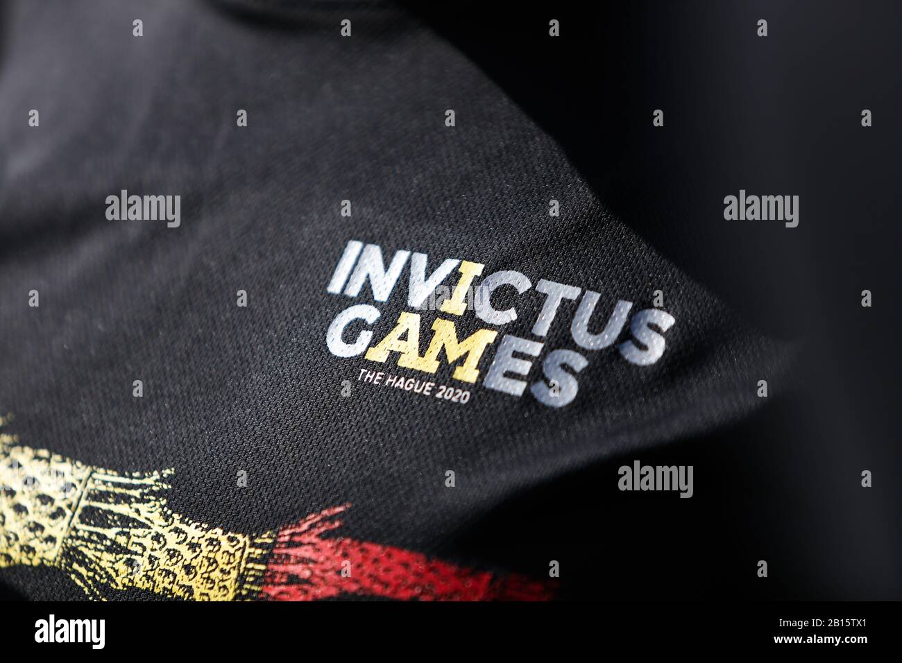 Bukarest, Rumänien - 5. Mai 2019: Details mit dem Logo der Invictus Games 2020 in den Haag, auf dem Trikot eines rumänischen Veteranen. Stockfoto