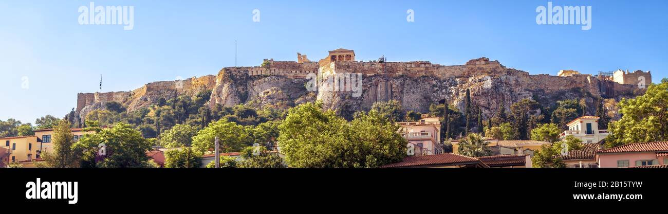 Panorama des Akropolishügels im Sommer, Athen, Griechenland. Die Akropolis ist ein Wahrzeichen Athens. Schöne Aussicht auf das alte Athener Zentrum. Landschaft des At Stockfoto