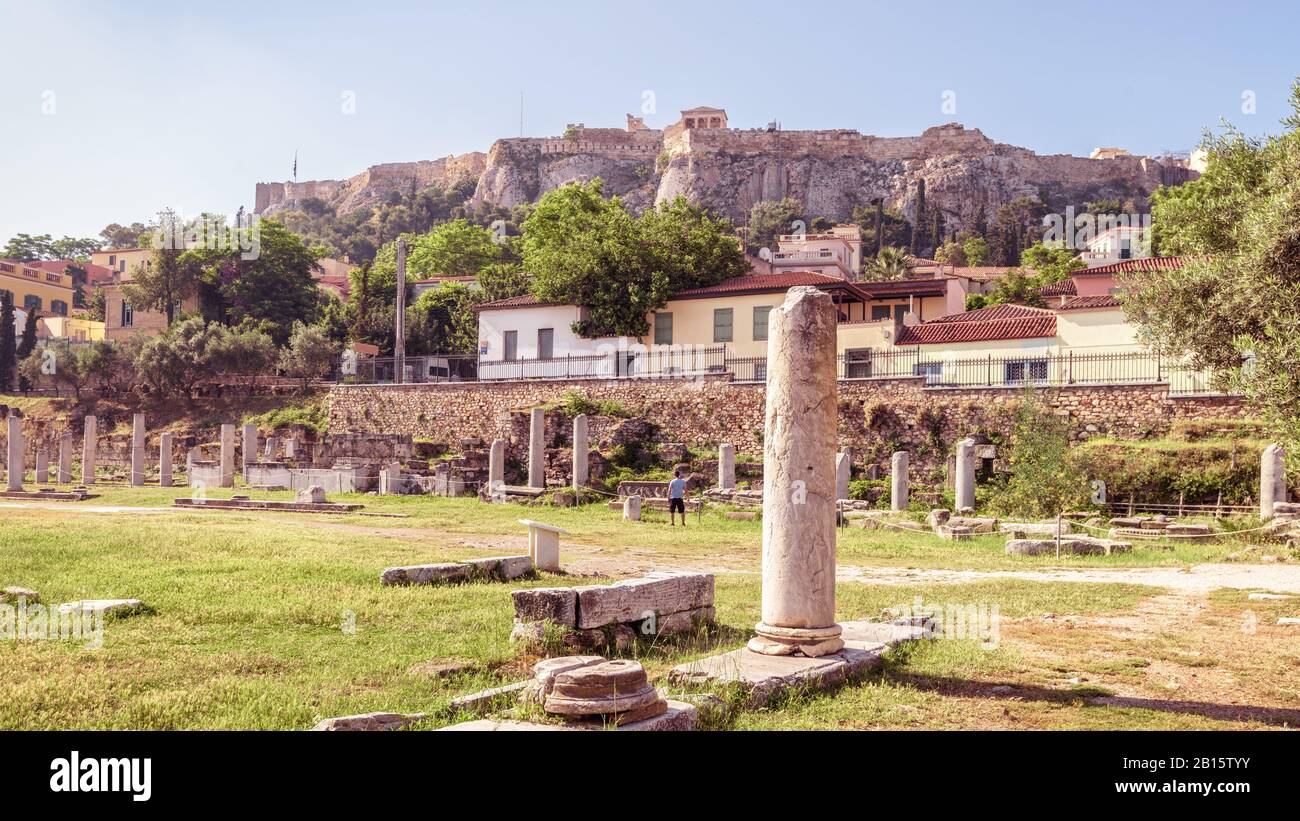 Panoramasicht auf die römische Agora mit Blick auf die Akropolis, Athen, Griechenland. Es ist eines der wichtigsten Wahrzeichen Athens. Panorama des Athener Zentrums in der Nähe Stockfoto