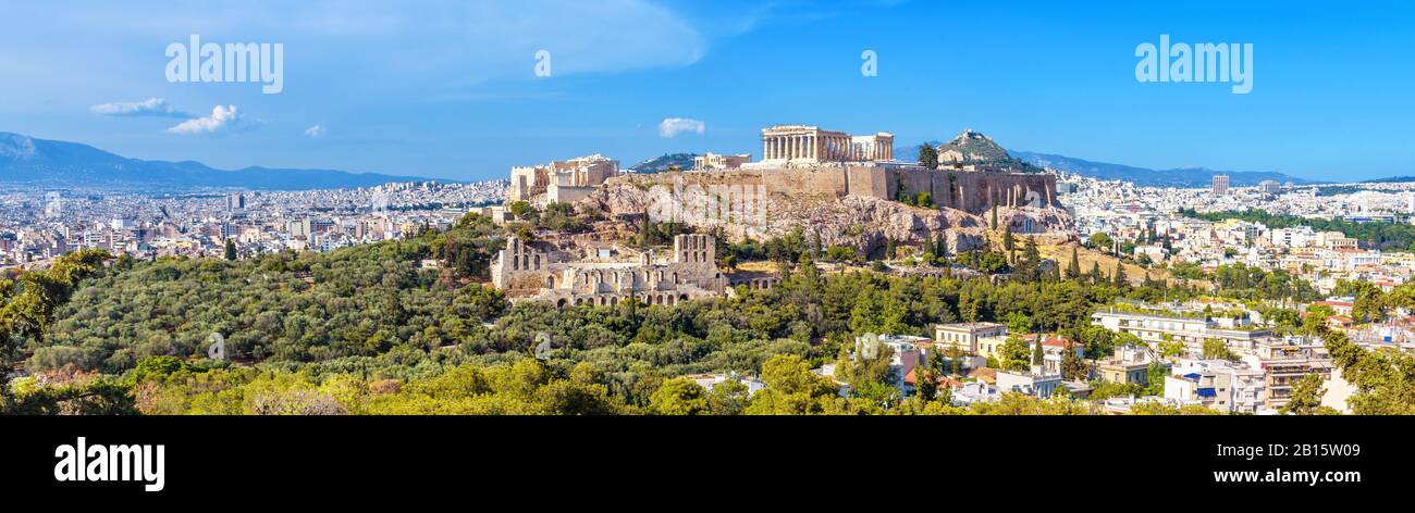 Panorama von Athen mit Akropolis-Hügel, Griechenland. Die berühmte alte Akropolis ist ein Wahrzeichen Athens. Landschaft der Stadt Athen mit klassischem Griechisch ru Stockfoto