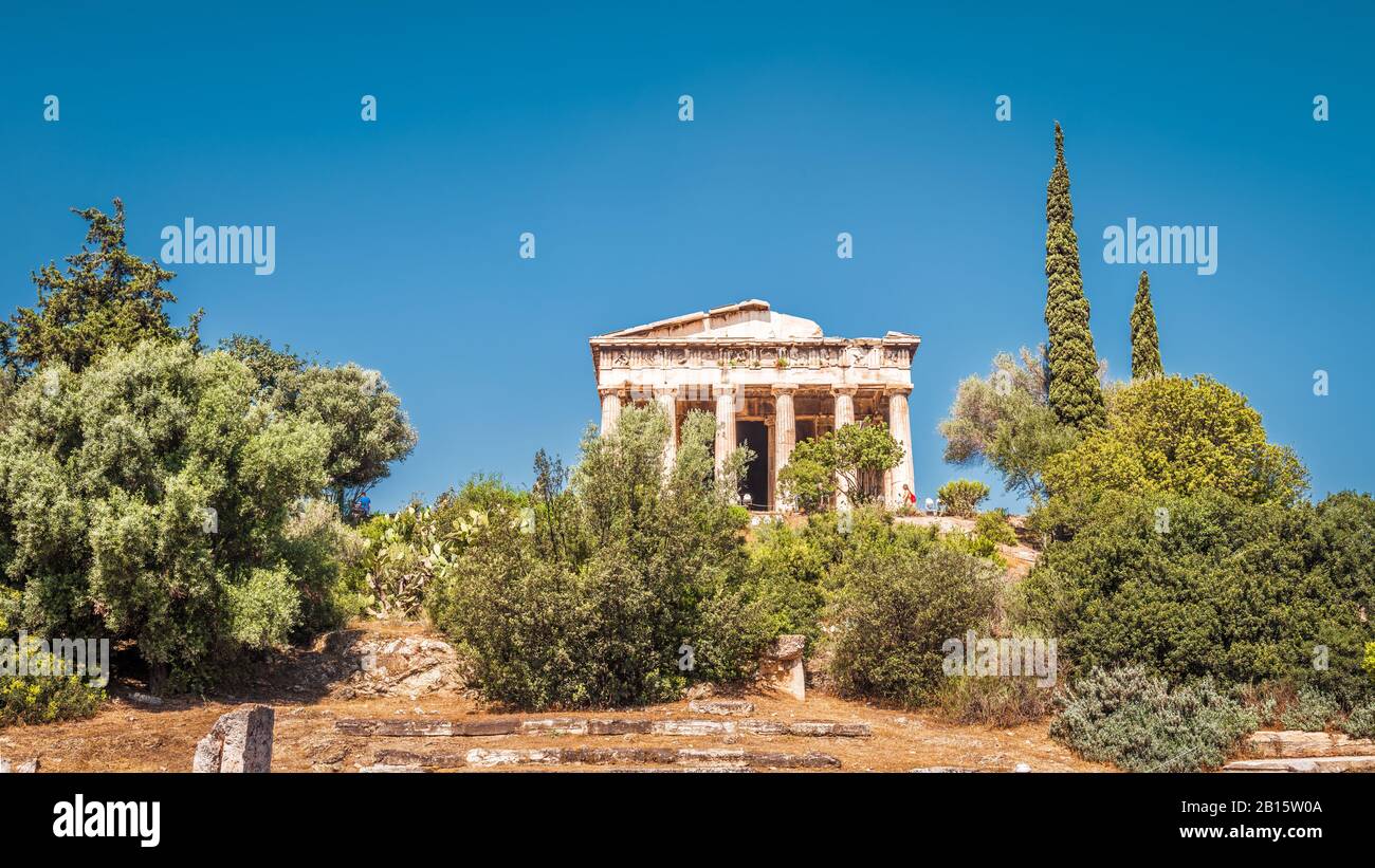 Tempel des Hephaestus in der Agora, Athen, Griechenland. Es ist eines der wichtigsten Wahrzeichen Athens. Panoramaaussicht auf die antiken griechischen Ruinen in Atthe Stockfoto