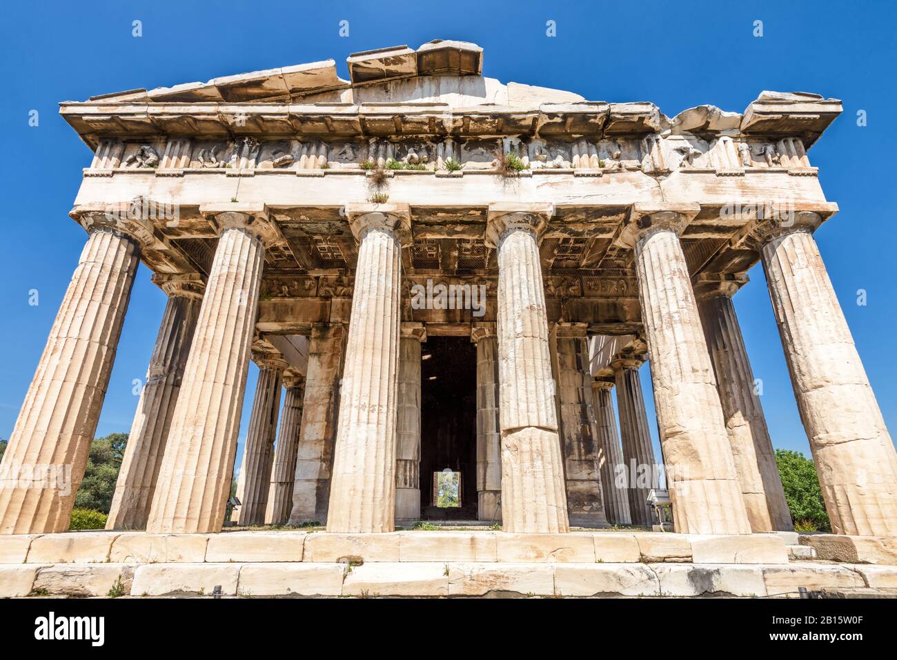 Tempel des Hephaestus in Agora, Athen, Griechenland. Es ist eines der wichtigsten Wahrzeichen Athens. Vorderansicht des antiken griechischen Tempels von Hephaestu Stockfoto