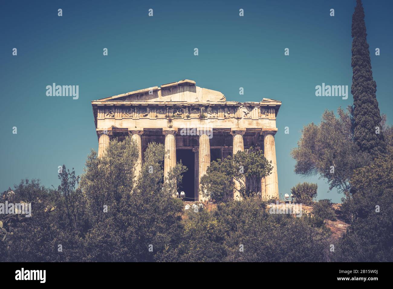 Tempel des Hephaistos in Agora, Athen, Griechenland. Es ist eine der wichtigsten Sehenswürdigkeiten von Athen. Schöne Aussicht auf die antiken griechischen Tempel des Hephaistos in Stockfoto