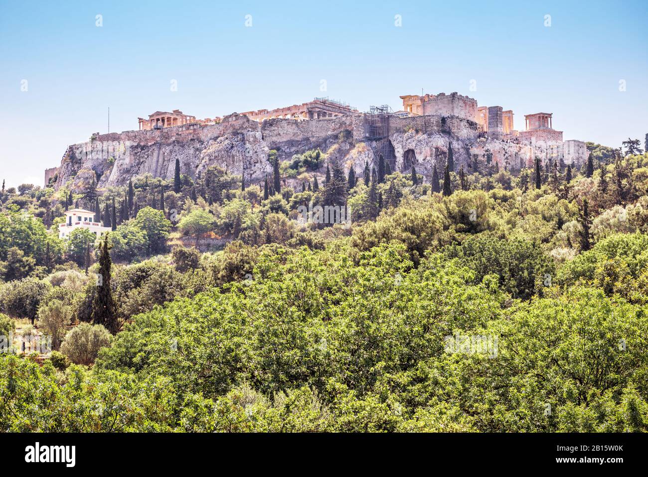 Panoramablick auf den Akropolishügel in Athen, Griechenland. Die berühmte Akropolis ist die wichtigste Touristenattraktion Athens. Panorama-Blick auf die Akropolis mit einem Stockfoto