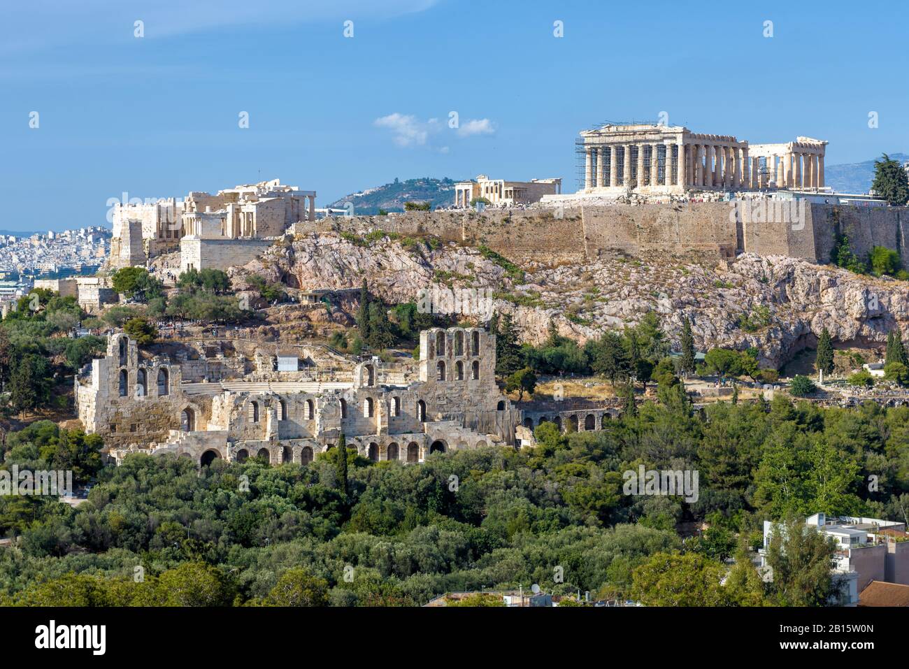 Blick auf die Akropolis von Athen, Griechenland. Der altgriechische Parthenon auf dem Akropolishügel ist das wichtigste Wahrzeichen Athens. Panorama des berühmten R. Stockfoto